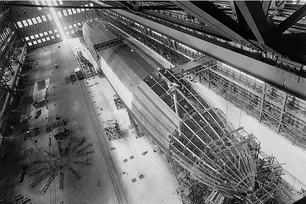  Construction de l'USS Shenandoah (ZR-1), 1923, montrant le cadre d'un dirigeable rigide. 